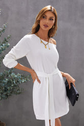 Robe à manches longues avec ceinture et col bateau